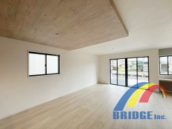 明るく心地よい風が通り抜けるリビング