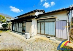 南西角地の敷地広々78坪以上の平屋建
平成28年リフォーム歴有で駐車3台可能
コンビニ・スーパー・ホームセンターなど徒歩圏内で幅広い世帯に嬉しい住環境
オール電化・上下水道完備でライフラインも安心です
ぜひ一度、現地にて住み心地をご体感ください。
社員一同心よりお問い合わせお待ちしております。