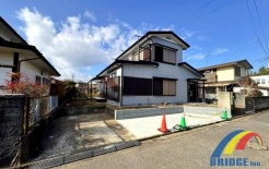 内外装リフォームの4LDKで駐車2台可能
設備充実で安心・快適なお住まいです
ライフラインも上下水道・都市ガスで経済的です
ぜひ一度、現地にて住み心地をご体感ください。
社員一同心よりお問い合わせお待ちしております。