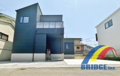 駐車2台可能で、スッキリ片付く収納スペースが豊富な住まい。
キッチン収納、SIC、2面バルコニー付き。
また脱衣室に続くユーティリティは、ランドリースペースとしてお使い頂けます。
柏市内で内覧をご希望の方は、是非当社までお問い合わせください。
お待ちしております。