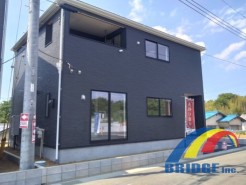 7号棟 駐車1台可能で、全居室収納 くつろぎスペース和室付き。
南向きで陽当良好、広々バルコニーも完備。
また対面式キッチンで家族とコミュニケーションがとりやすい間取です。
是非、四街道市内で新築一戸建てをお探しの方はお気軽にお問い合わせください。
お待ちしております。