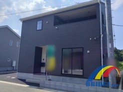 6号棟 駐車1台可能で、全居室収納 くつろぎスペース和室付き。
南向きで陽当良好、広々バルコニーも完備。
また対面式キッチンで家族とコミュニケーションがとりやすい間取です。
是非、四街道市内で新築一戸建てをお探しの方はお気軽にお問い合わせください。
お待ちしております。