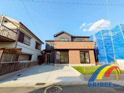 B号棟 駐車2台可能で、南面の陽当良好 広々バルコニー付き。
2部屋から行き来ができる利便性の良い間取り、家事も捗ります。
また収納豊富で家中スッキリ片付きます。
是非、柏市内で新築一戸建てをお探しの方はお気軽にお問い合わせください。
お待ちしております。
同社同等仕様施工例
