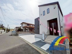 駐車1台可能で、お子様世代も安心学校まで徒歩6分です。
暮らしやすい住環境で徒歩圏内に施設が充実。
是非、川口市内で新築一戸建てをお探しの方はお気軽にお問い合わせ下さい。
お待ちしております。
※同社施工例写真