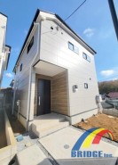 駐車2台可能で、23帖超の広々リビング 南向きバルコニー付き。
またリビング収納、WIC、2階ホール収納も完備。
公園、スーパーも徒歩圏内 住みやすい環境です。
是非、千葉市内で新築一戸建てをお探しの方はお気軽にお問い合わせください。
お待ちしております。