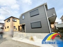 1号棟 駐車2台可能で、EV車専用のコンセントや太陽光システム搭載のお住まい。
小学校は徒歩3分と程近く親御さんも安心の立地となっております。
是非、千葉市内で新築一戸建てをお探しの方はお気軽にお問い合わせください。
社員一同心よりお待ちしております。
※同社同等仕様施工例