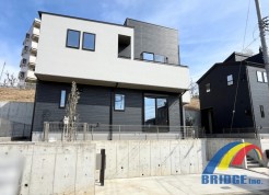 駐車2台可能で、全室南向きの明るく快適なお住まい。
パントリー、WIC、2階ホール収納、スカイバルコニー付き。
生活利便施設も徒歩圏内で便利なエリアです。
是非、松戸市内で内覧をご希望の方は当社までお問い合わせください。
お待ちしております。