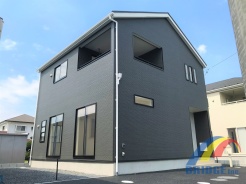 4号棟 駐車2台可能で、全寝室クローゼット完備。
また主寝室からスムーズに出入りができる南向きバルコニー付き。
寝具やお洗濯物もたっぷり干せて陽当たりも良好です。
是非、八千代市内で新築一戸建てをお探しの方はお気軽にお問い合わせください。
お待ちしております。
同社同等仕様施工例