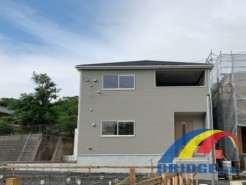 4号棟 駐車1台可能で、静かで周辺環境の良いエリア。
教育施設も徒歩圏内で登下校安心です。
また全居室に収納付きで快適なお住まいです。
是非、市原市内で新築一戸建てをお探しの方はお気軽にお問い合わせください。
お待ちしております。