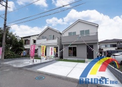 1号棟 駐車2台可能で、南向きの明るい前面道路。
キッチン後方に可動棚、2階ホール収納付き。
2部屋から行き来ができる広々バルコにーも付いています。
是非、船橋市内で新築一戸建てをお探しの方はお気軽にお問い合わせください。
お待ちしております。
現地外観