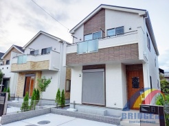 1号棟 駐車2台可能で、周辺環境が充実した住みやすいエリアです。
WIC、2階ホール収納付き、また南向きの3面バルコニーも完備。
お子育て世代のご家庭にぴったりです。
是非、船橋市で新築一戸建をお探しの方はお気軽にお問い合わせ下さい。
お待ちしております。
※同社同等施工例