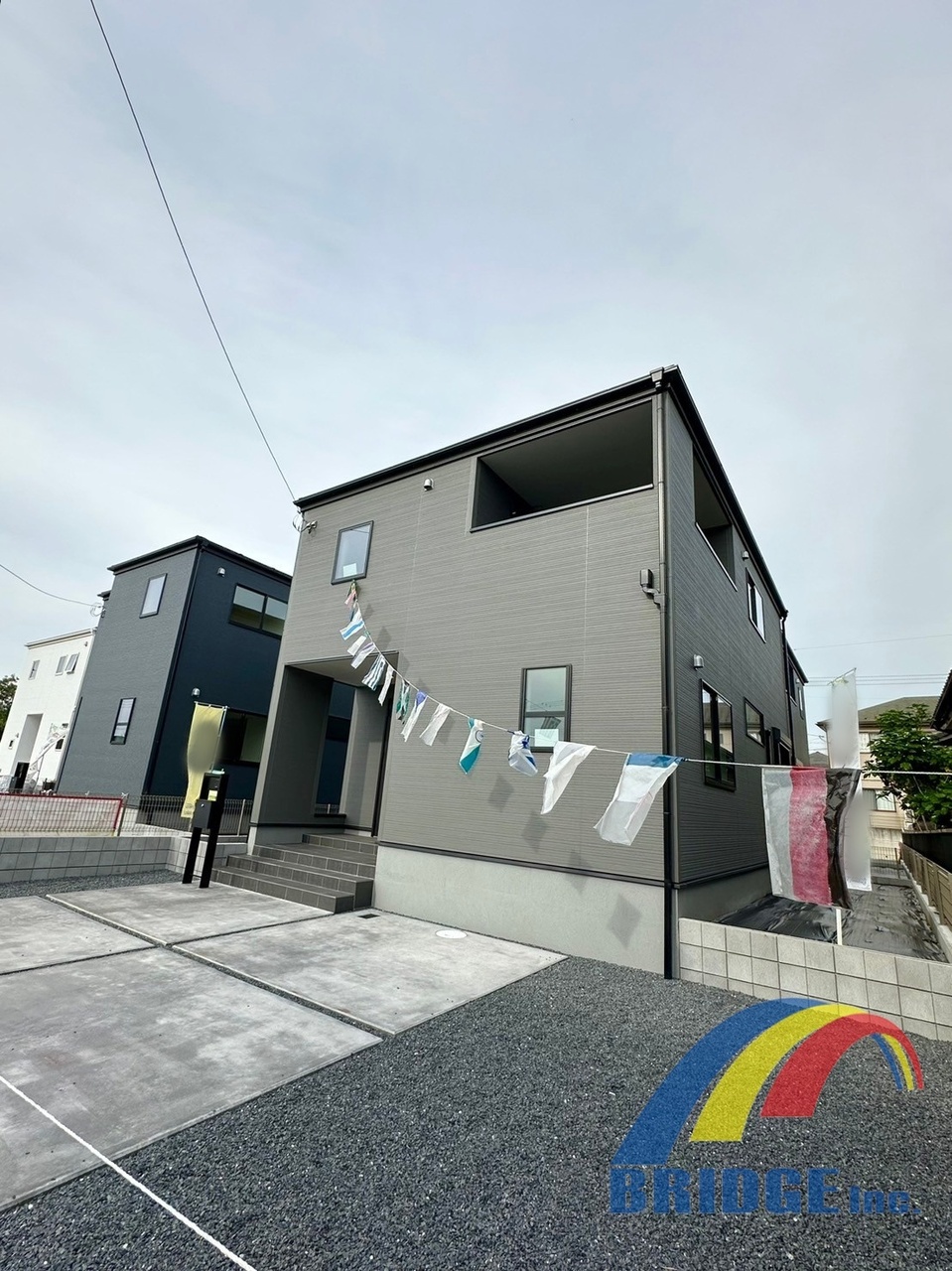 駐車2台可能で、広々敷地でお庭付。
回遊動線で家事ラクな間取り。
是非、千葉市内で新築一戸建てをお探しの方はお気軽にお問い合わせ下さい。
お待ちしております。同社同等施工例